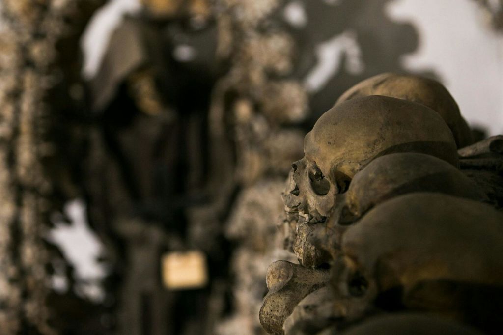 지하 묘지 및 지하 묘지