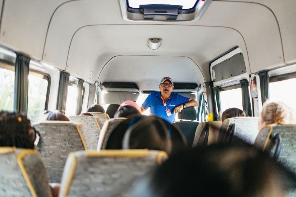 가이드가 셔틀에서 게스트를 확인합니다.