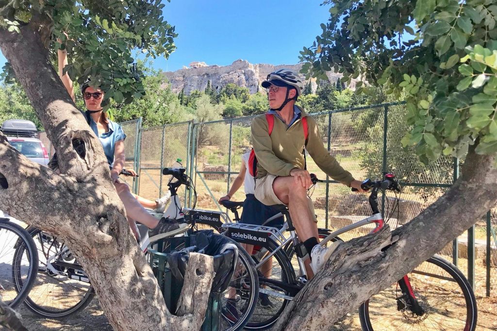 Grupo de jinetes con la Acrópolis de fondo.