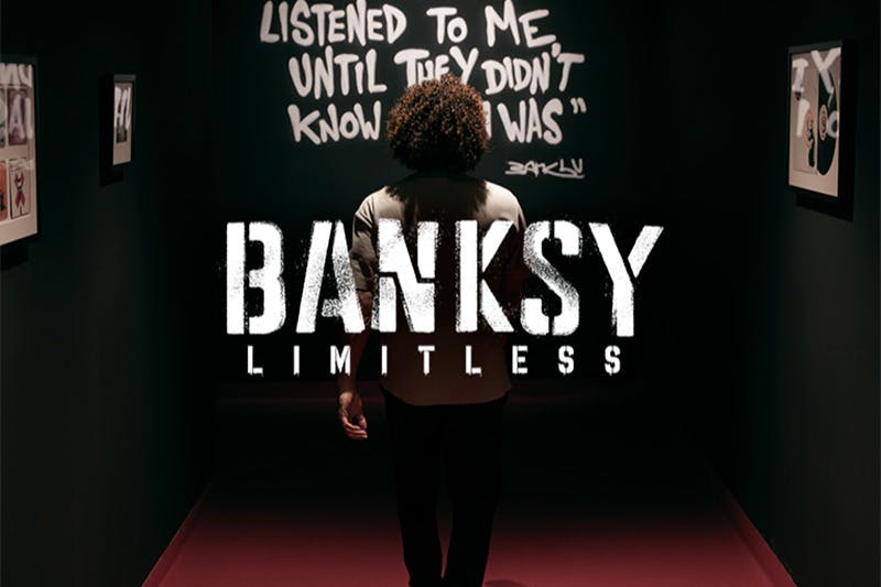 한 사람이 "뱅크시 리미트리스 (BANKSY limless)" 라는 문구가 겹쳐진 그래피티 텍스트 앞에 서서 "내가 누군지 모를 때까지 내 말을 들었다" 고 말합니다.