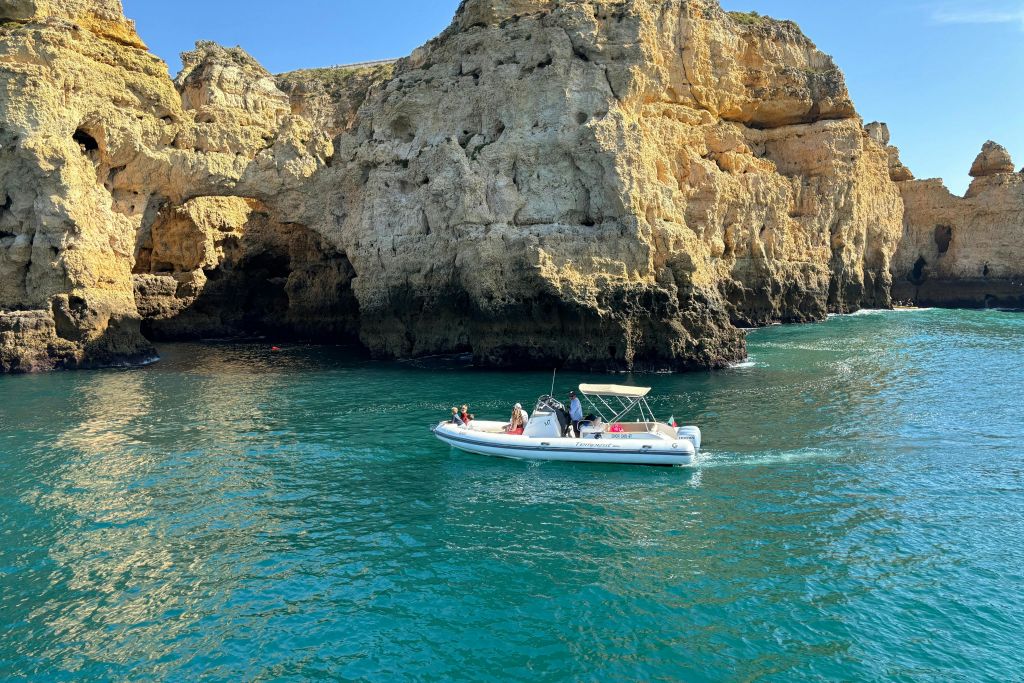 폰타다피에다데 동굴 근처에서 즐기는 크루즈