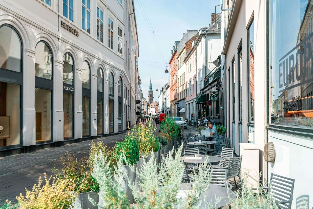 Læderstrade를 따라 걷는 사람들