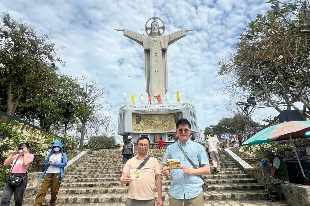 이 상징적인 랜드마크 꼭대기에서 숨막히는 파노라마 전망을 감상하세요.