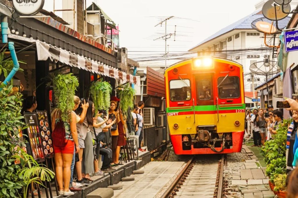 왕궁, 담넨 사두악 수상 시장, 매클롱 철도 시장 투어 – 전일 투어