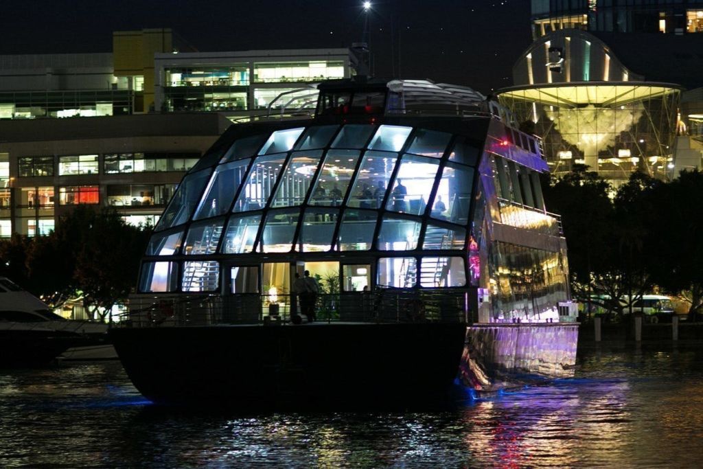 생생한 시드니 클리어뷰에서 즐기는 유리 보트 디너 보트 투어 (음료 제공)