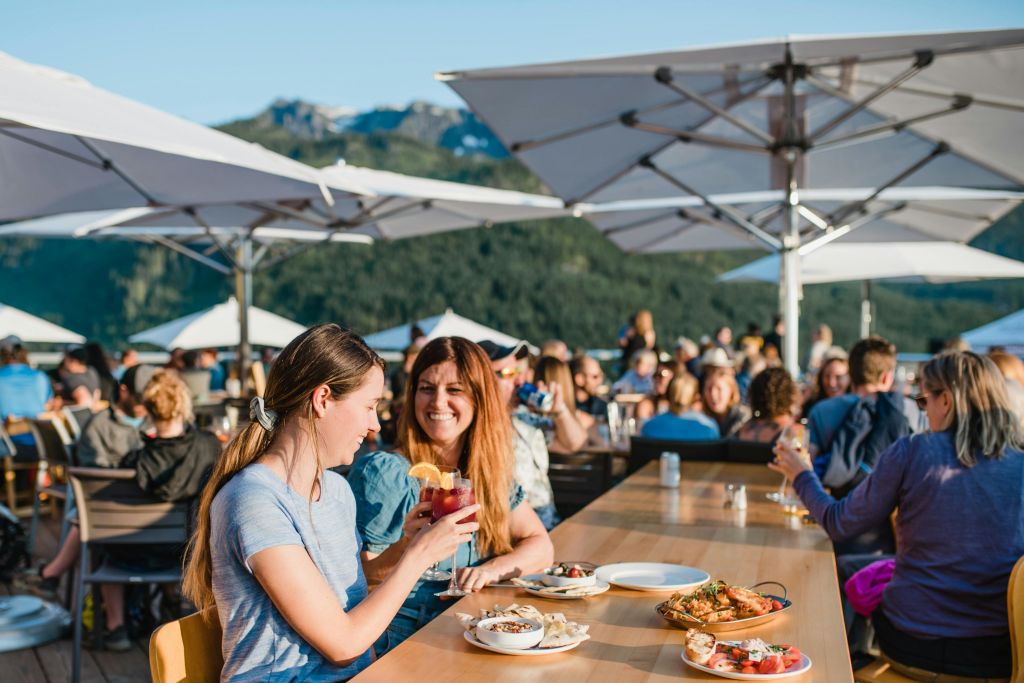 데크에서 식사를 즐기는 게스트