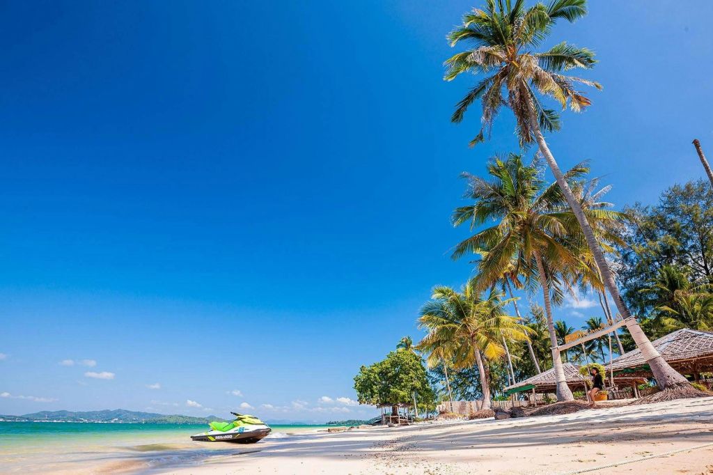 평화로운 탐험에 이상적인 랑야이 섬의 고요한 아름다움을 만끽하세요.