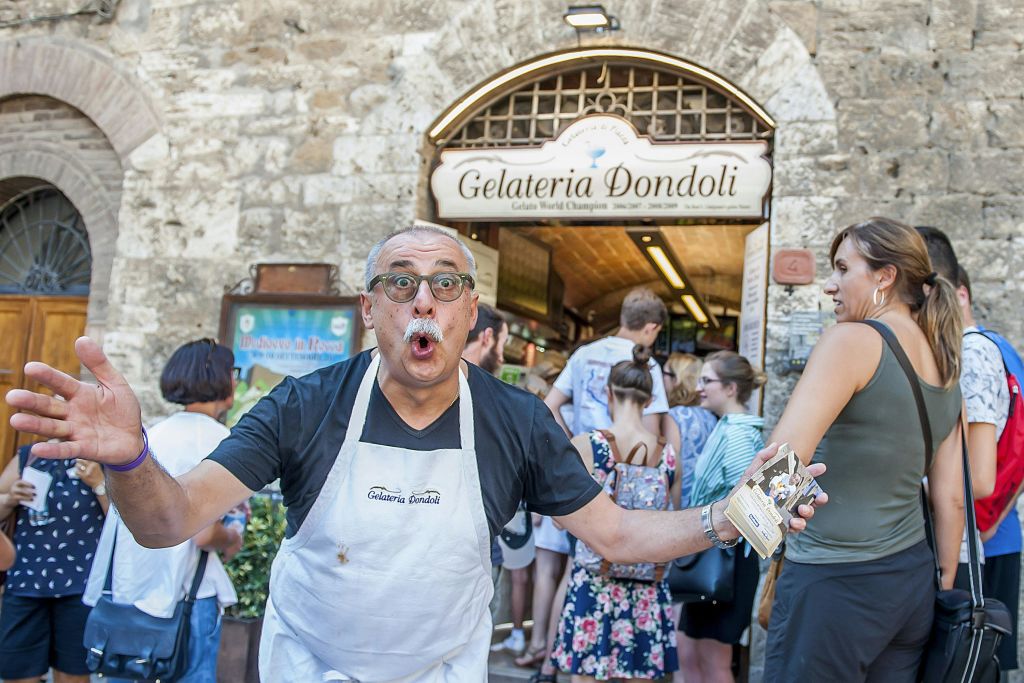 겔라테리아 돈돌리 (Gelateria Dondoli) 앞에 앞치마를 두른 한 남성의 무리가 입구 근처에 모여 있습니다.