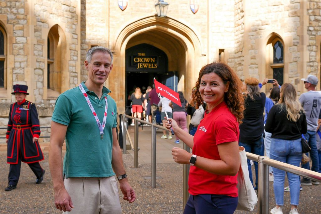 쥬얼 하우스로 이동하여 영국 왕관 쥬얼이 투어에 반짝임을 더하도록 하세요!