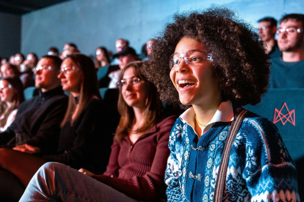 어린 소년은 녹아내린 용암의 경이로움을 경험하며 감격합니다.