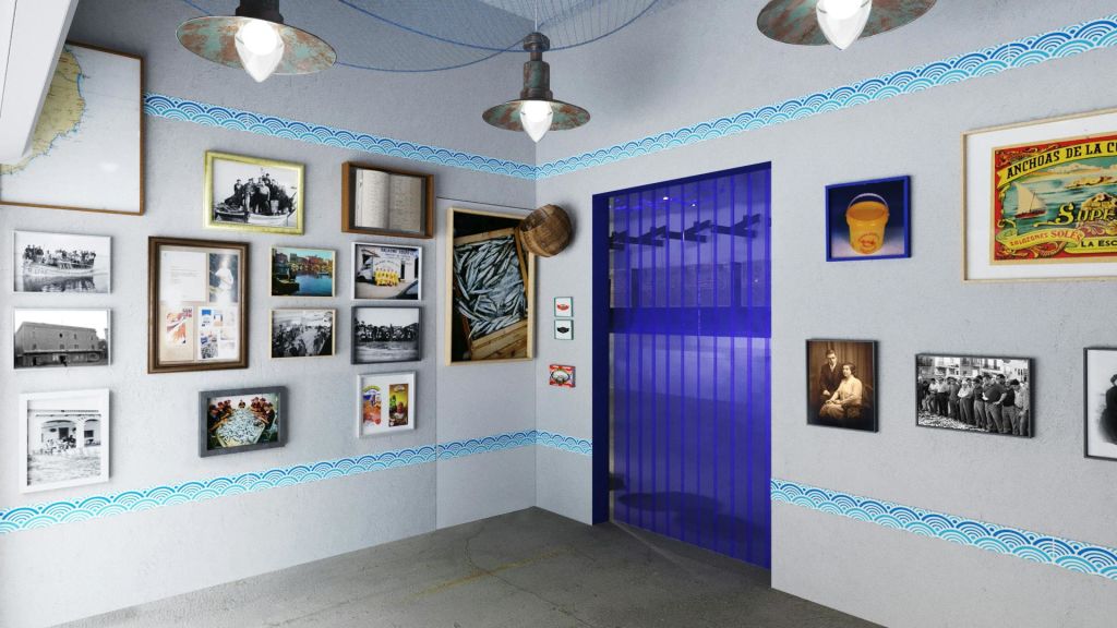 액자에 담긴 사진, 생선 바구니, 파란색 인테리어가 돋보이는 객실입니다. 위쪽에 산업용 조명이 달린 파란색 줄무늬 문.