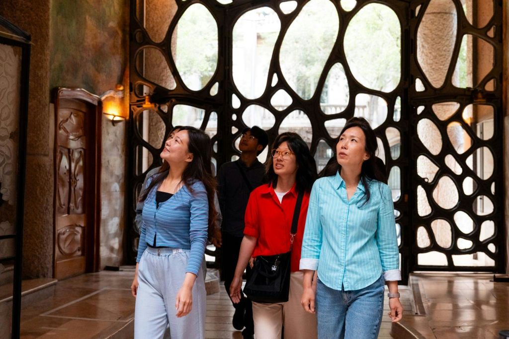 라 페드레라에 입국하는 방문객