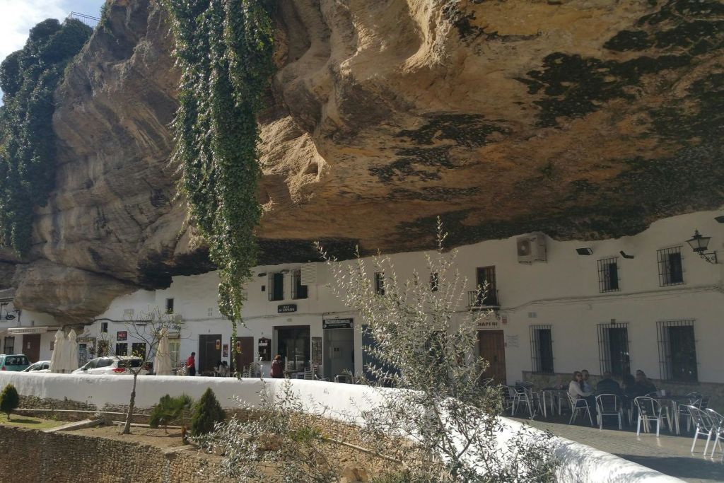 스페인 세테닐 데 라스 보데가스 (Setenil de las Bodegas) 의 바위에 지어진 주택
