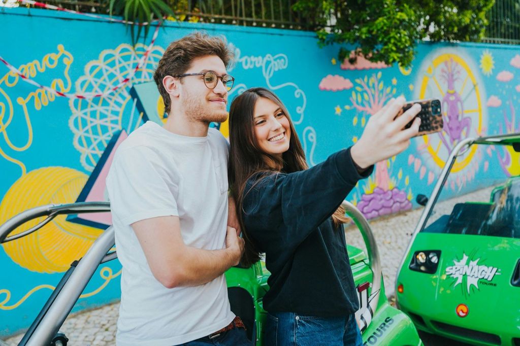 시금치 투어와 함께 리스본을 둘러보는 관광객들. 사진을 찍을 수 있는 경유지를 즐겨보세요.