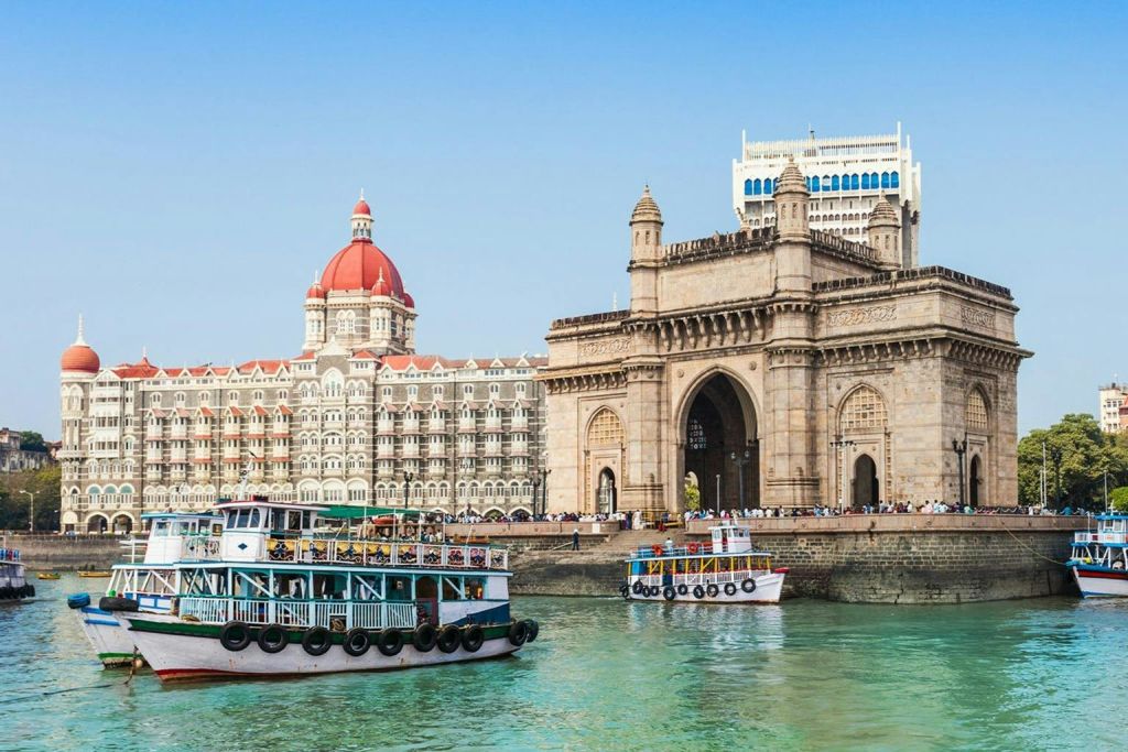 이 이미지는 Gateway of India와 Taj Hotel의 멋진 전망을 보여줍니다.