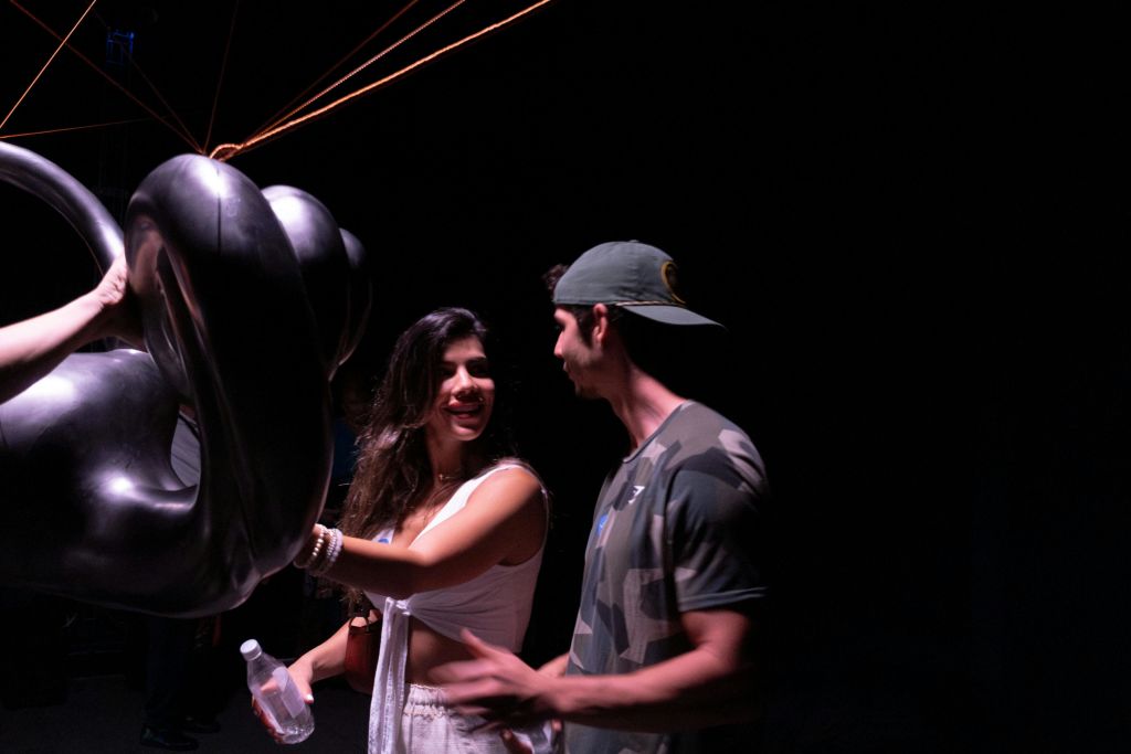 어쿠스틱 화석 전시장 방문객