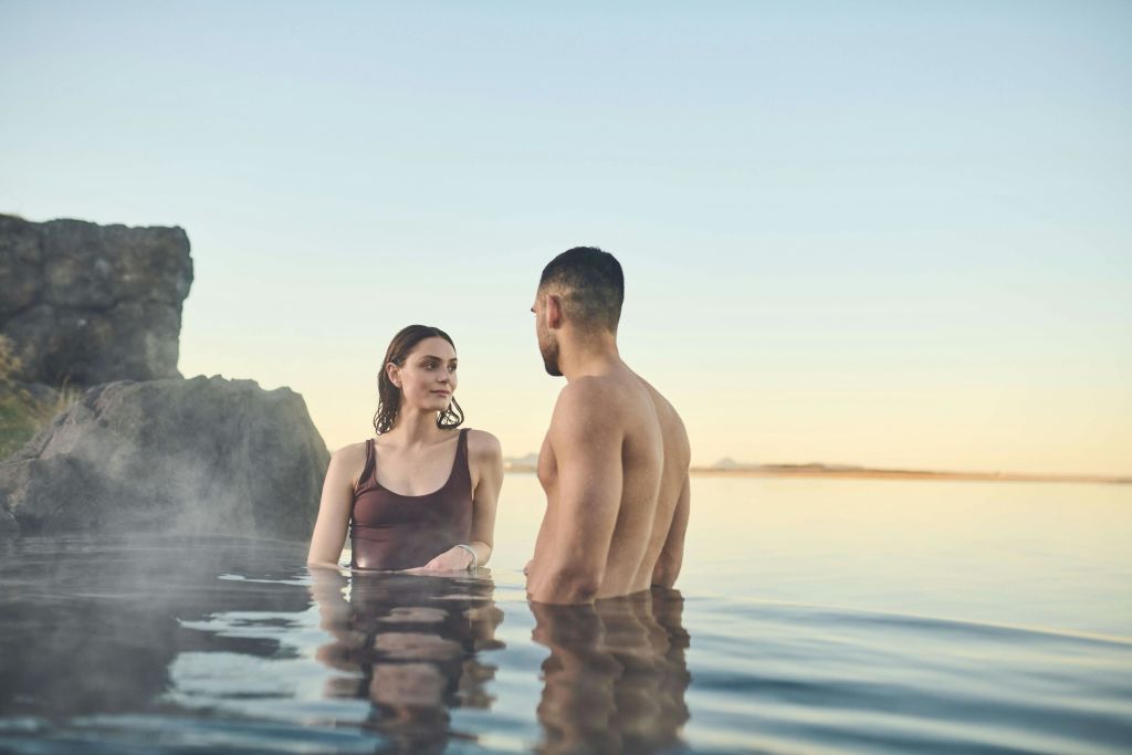 물에 빠진 커플