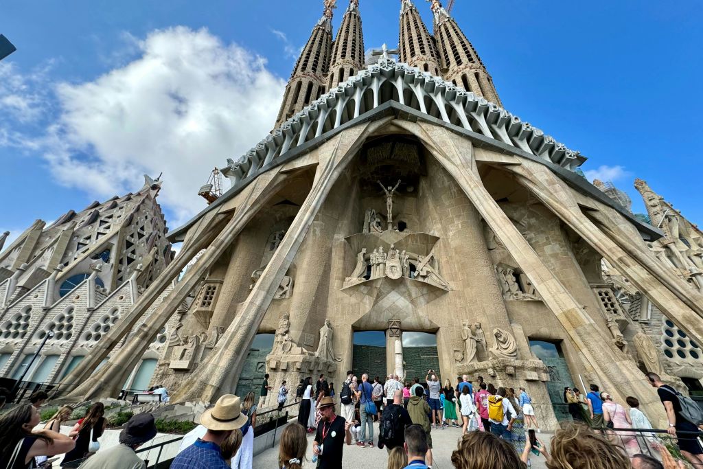가이드 투어 중 기지에서 바라본 사그라다 파밀리아 (Sagrada Familia) 의 열정 정면 전경.