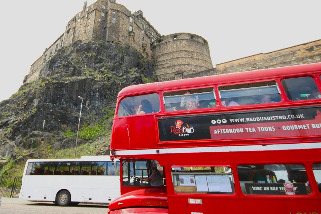 에든버러 성 아래의 아름다운 루트마스터