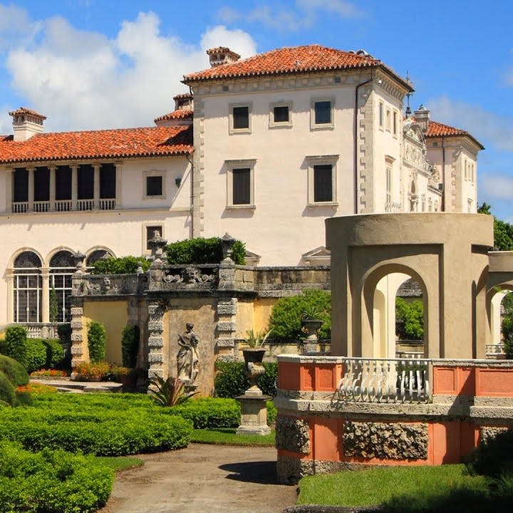 붉은 기와 지붕이 있는 유서 깊은 저택으로, 맑은 날에는 조각상, 녹지, 아치형 통로가 있는 정원에 둘러싸여 있습니다.