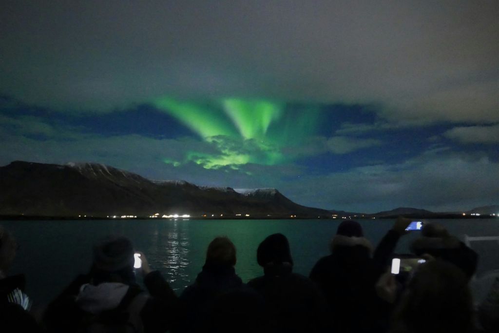 북극광 아래 승객