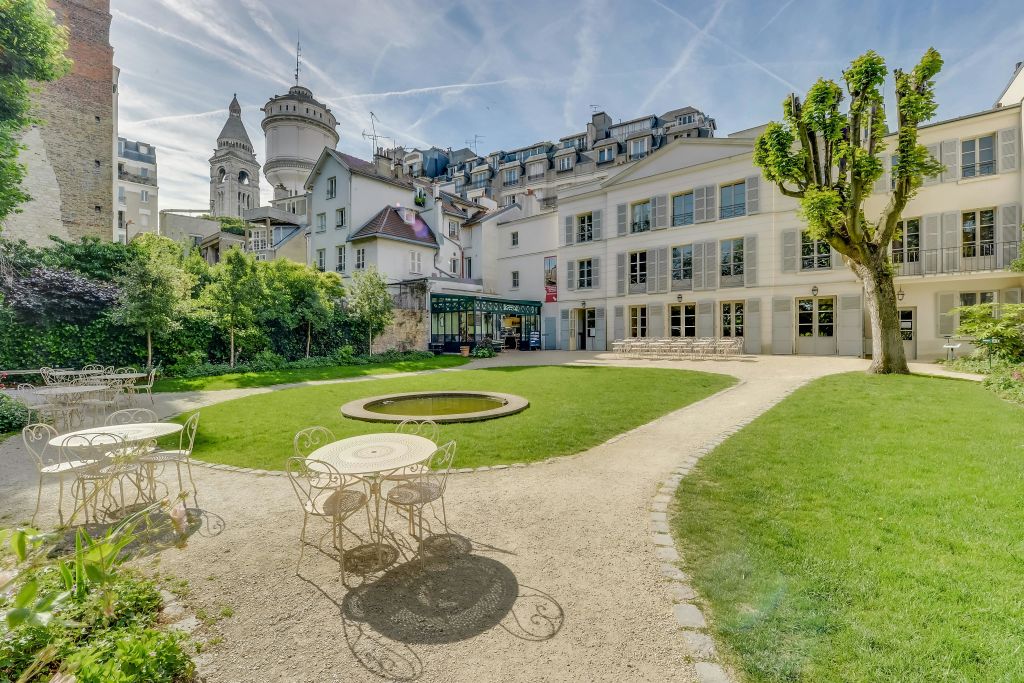 정원과 카페 르누아르의 전망