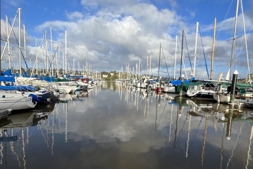 그냥 물 위에 있는 하늘의 멋진 거울 이미지일 뿐입니다.