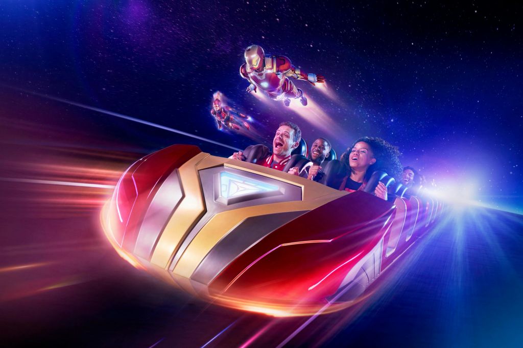 우주에서 미래 지향적인 롤러코스터를 타는 사람들로, 근처에 메탈릭 슈트를 입은 캐릭터가 날아다니고 있습니다.