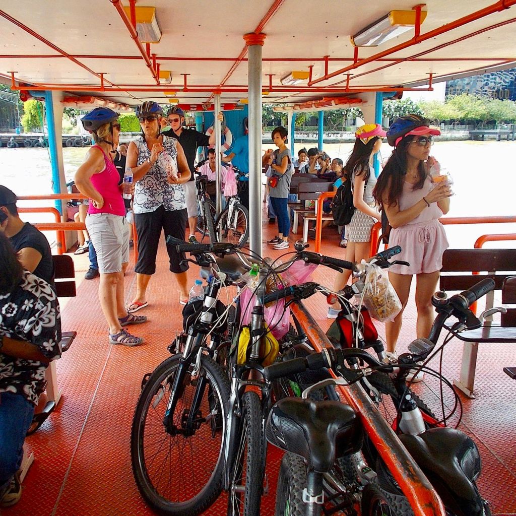 현지인과 함께 리버 페리를 타고 웅장한 차오프라야 강을 건너 평화로운 경치를 즐겨보세요.