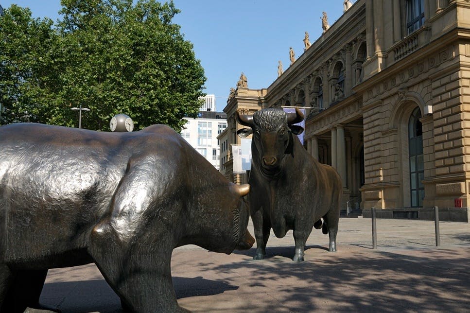 프랑크푸르트 증권거래소 앞에서 황소와 곰 만나기