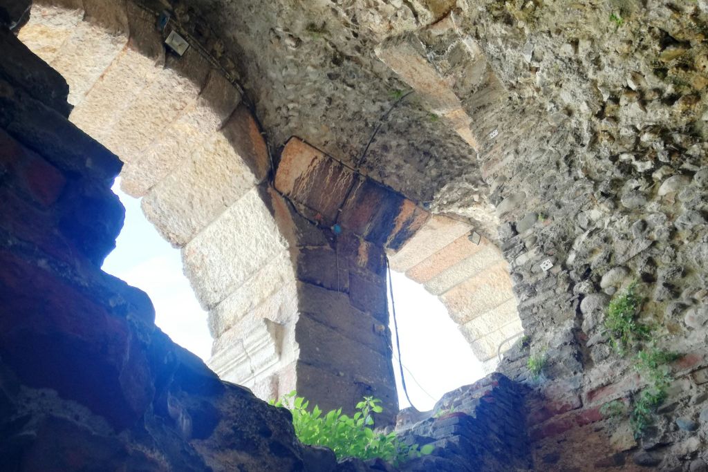 4층으로 이어지는 계단의 잔해