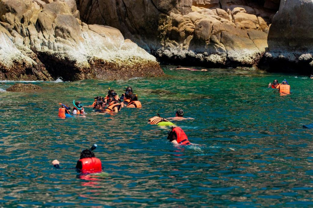첫 번째 목적지: 천연 산호초 사이에서 스노클링을 즐길 수 있는 "Hin Wong" Rock Bay.