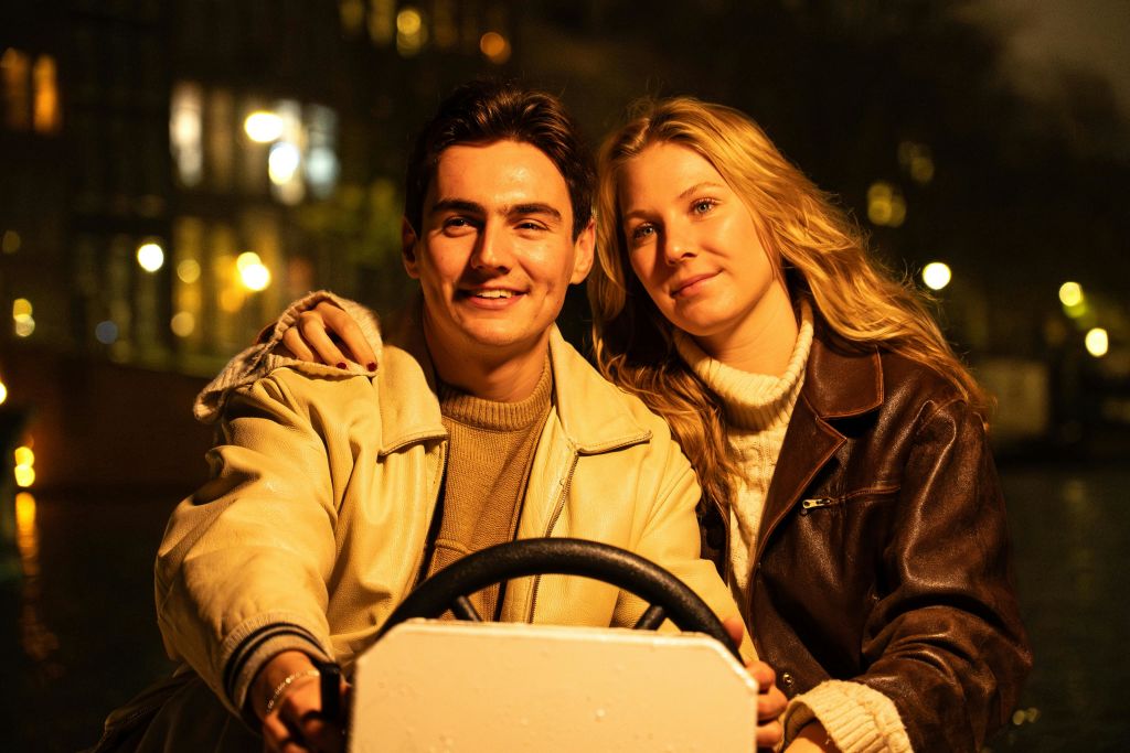 암스테르담 운하에서 즐기는 커플 여행