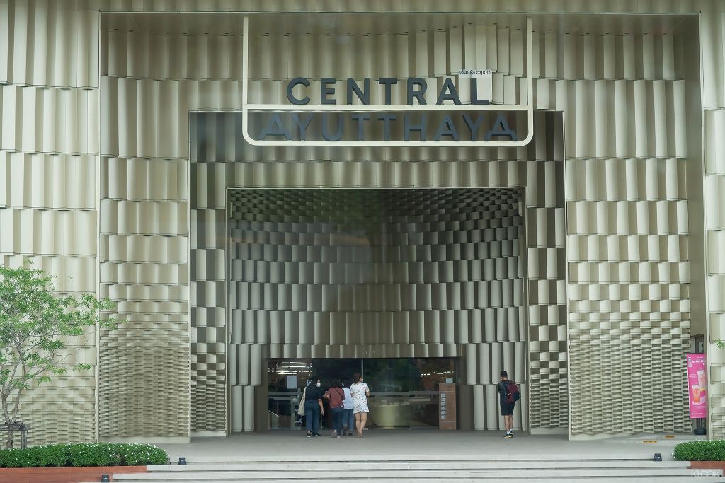 방파인 여름별궁 방문 후, 센트럴 아유타야에서 편안하게 휴식을 취해보세요.