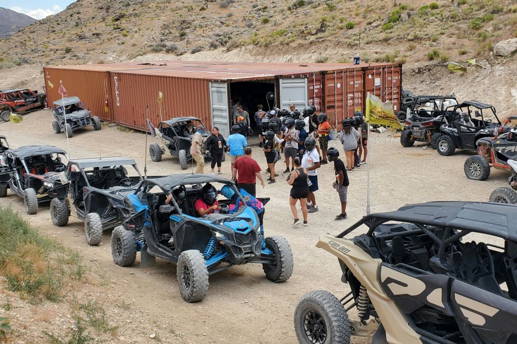 그룹이 트레일을 달릴 준비를 하고 있습니다.