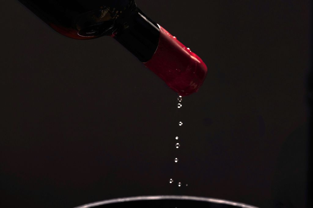 병에 왁싱을 합니다.