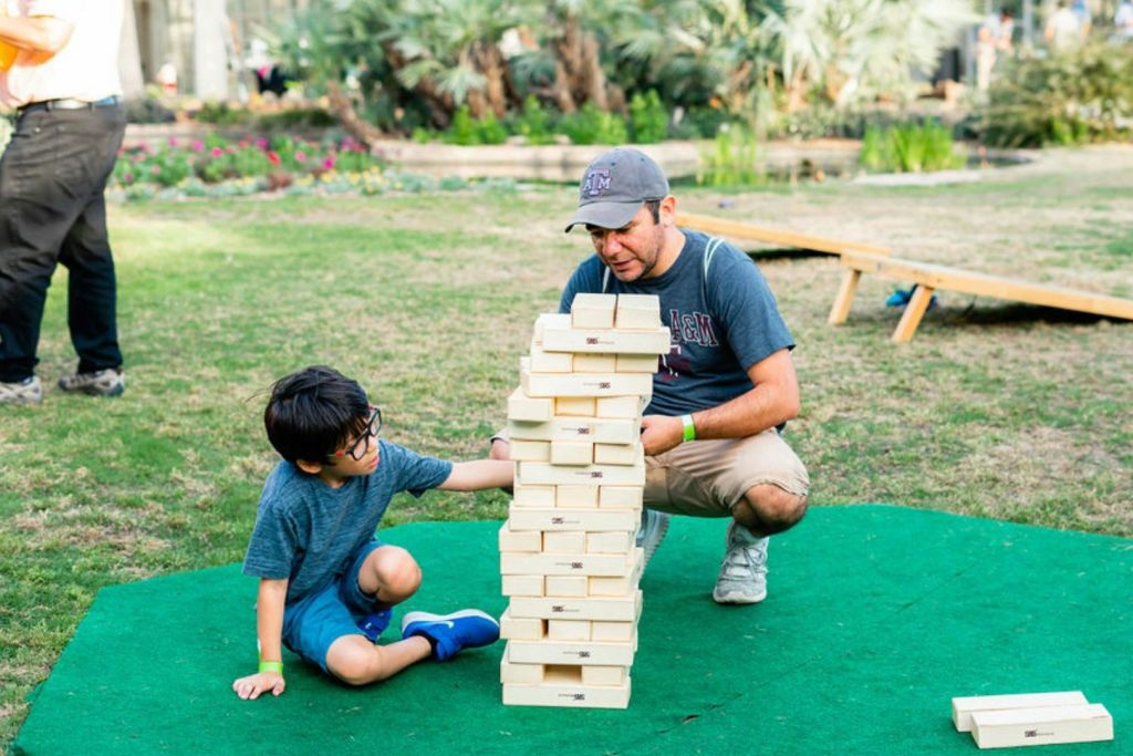 부모와 자녀가 함께 액티비티를 즐기고 있습니다.