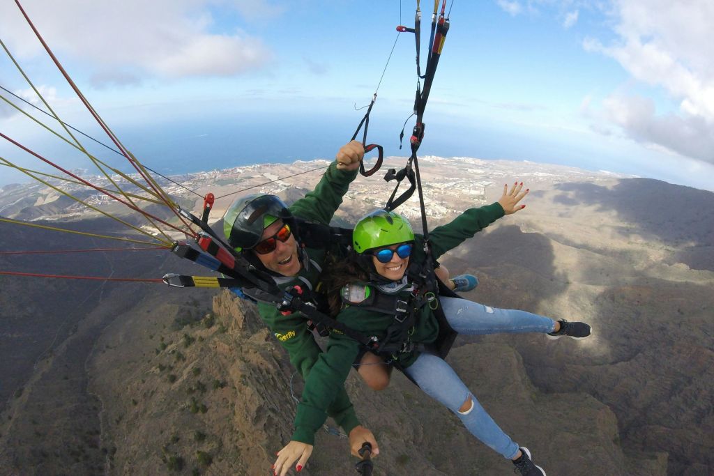 Bonito día en parapente en la isla de Tenerife