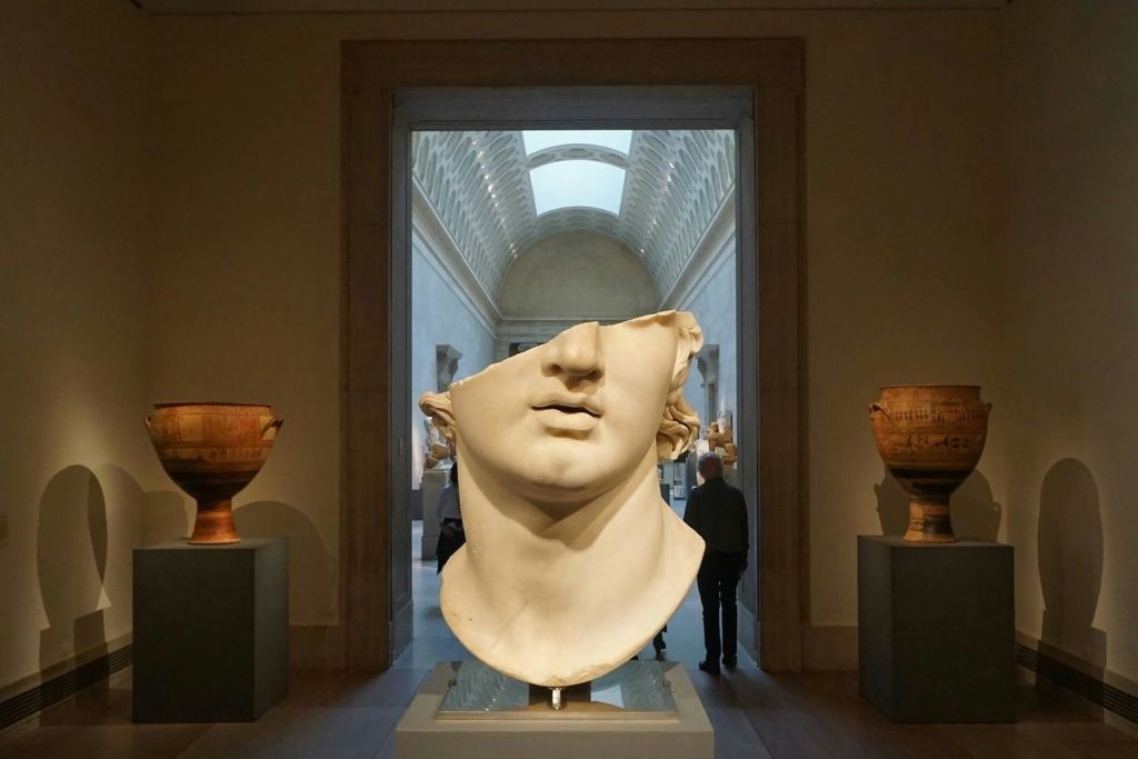 기원전 제2기 그리스 청소년의 거대한 대리석 머리