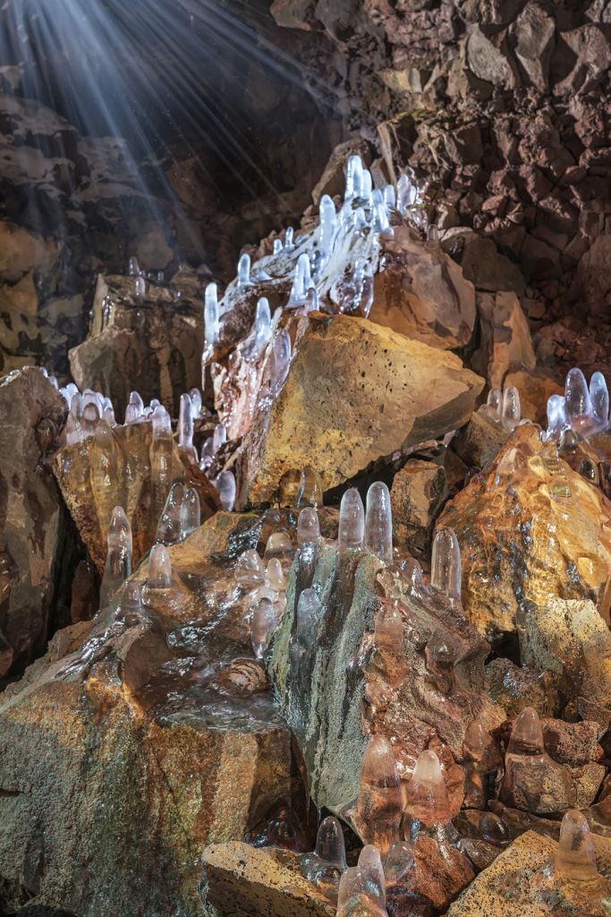 바위 동굴 내부에는 바위에서 나오는 수많은 얼음층이 있어 빛 아래에서 반짝이는 효과를 연출합니다.