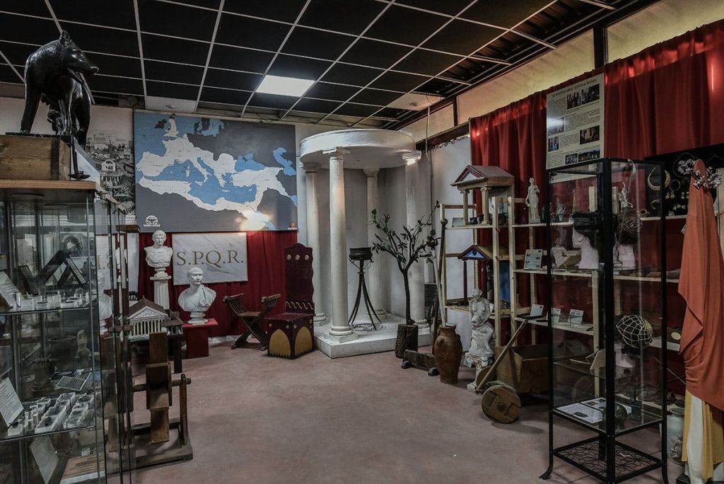 흉상, 도자기, 기둥 구조물, 미니어처, 대형 로마 제국 지도 등 로마 유물이 전시된 전시실입니다.