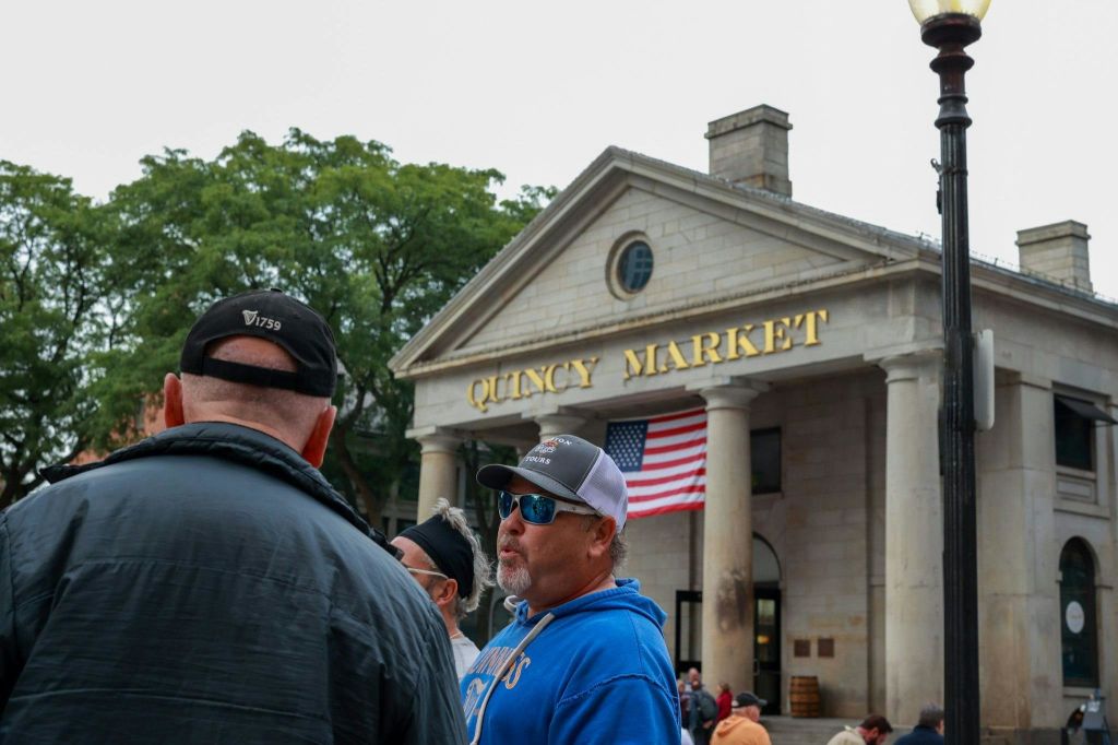 투어 가이드가 이끄는 투어