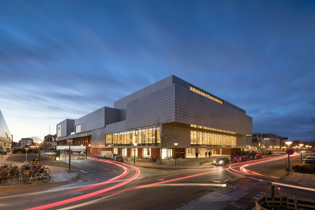 Experimentarium은 S-train, Bus 1A 또는 자전거로 쉽게 이동할 수 있습니다. Rådhuspladsen에서 단 6km 거리에 있습니다.