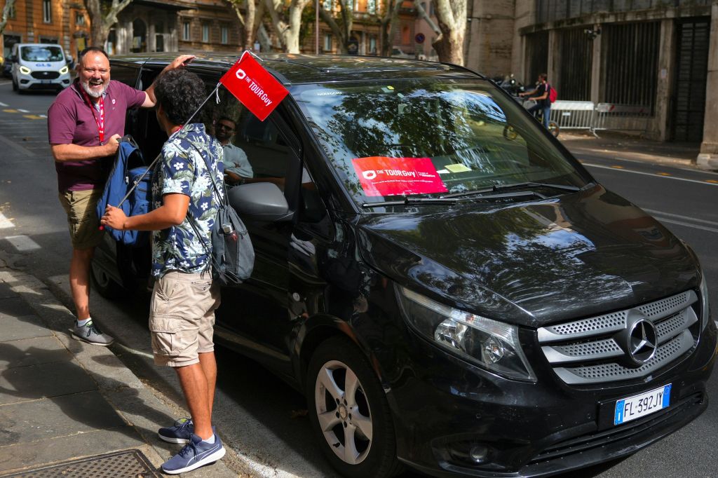 로마를 벗어나 카타콤으로 이동할 때 사이트 간 원활한 이동을 즐기세요.