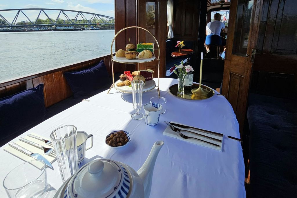 클래식 보트 리츠를 타고 즐기는 점심, 저녁, 하이티 크루즈