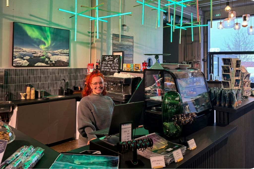 오로라 카페에서 커피를 즐기세요