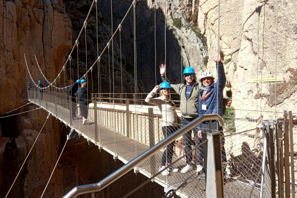 카미니토 델 레이 현수교를 지나면