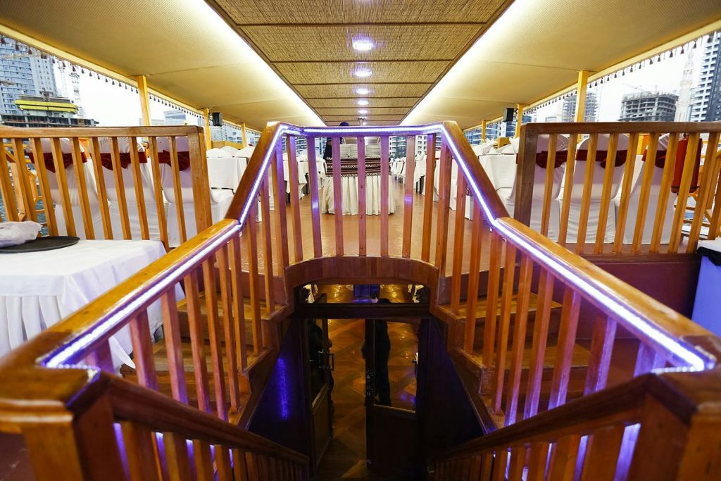 레이나 투어 - 두바이 크릭 다우 크루즈