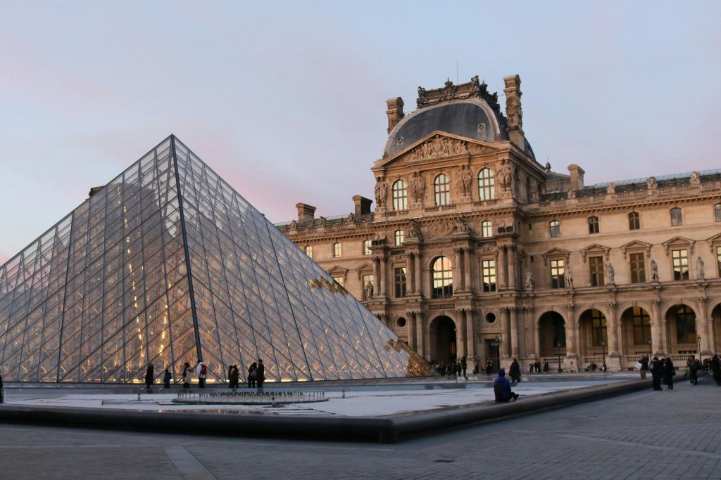 루브르 박물관과 상징적인 유리 피라미드