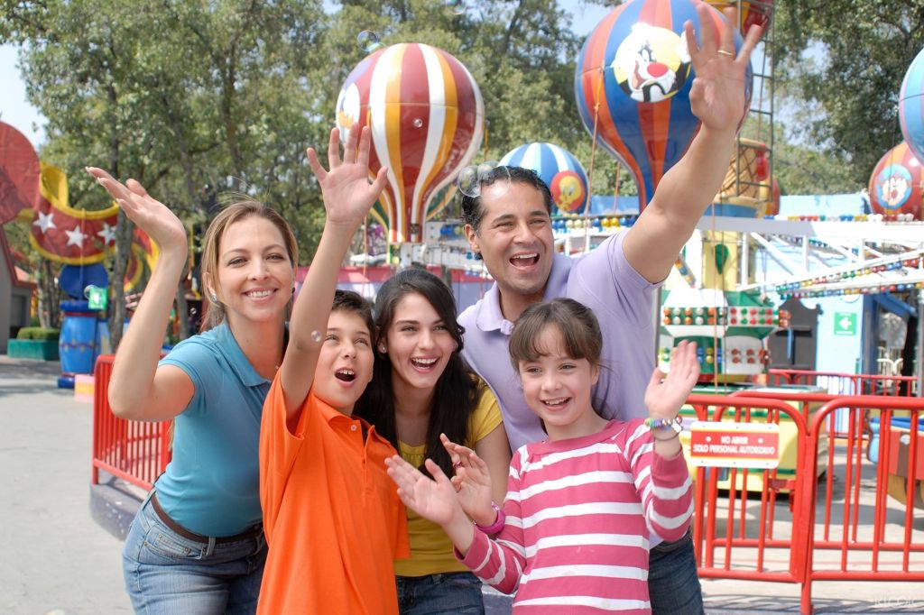 Six Flags Magic Mountain은 계절에 따라 운영되며 일반적으로 개장일은 봄에 시작하여 가을 또는 초겨울에 마감됩니다.